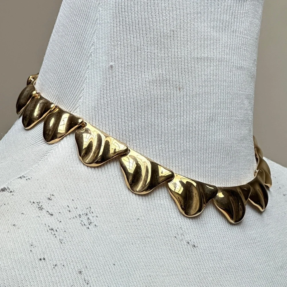 Vintage Sarah Coventry Gold Tone Sculpted Collar Necklace - Picture 4 of 8